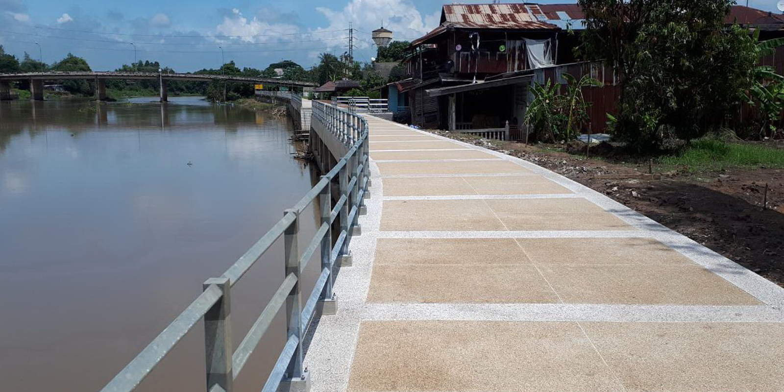 โครงการเขื่อนป้องกันตลิ่งริมแม่น้ำบางปะกง (ต่อเนื่องเขื่อนเดิม) บริเวณศาลเจ้าพ่อถึงสะพานข้ามแม่น้ำบางปะกง ม.7 