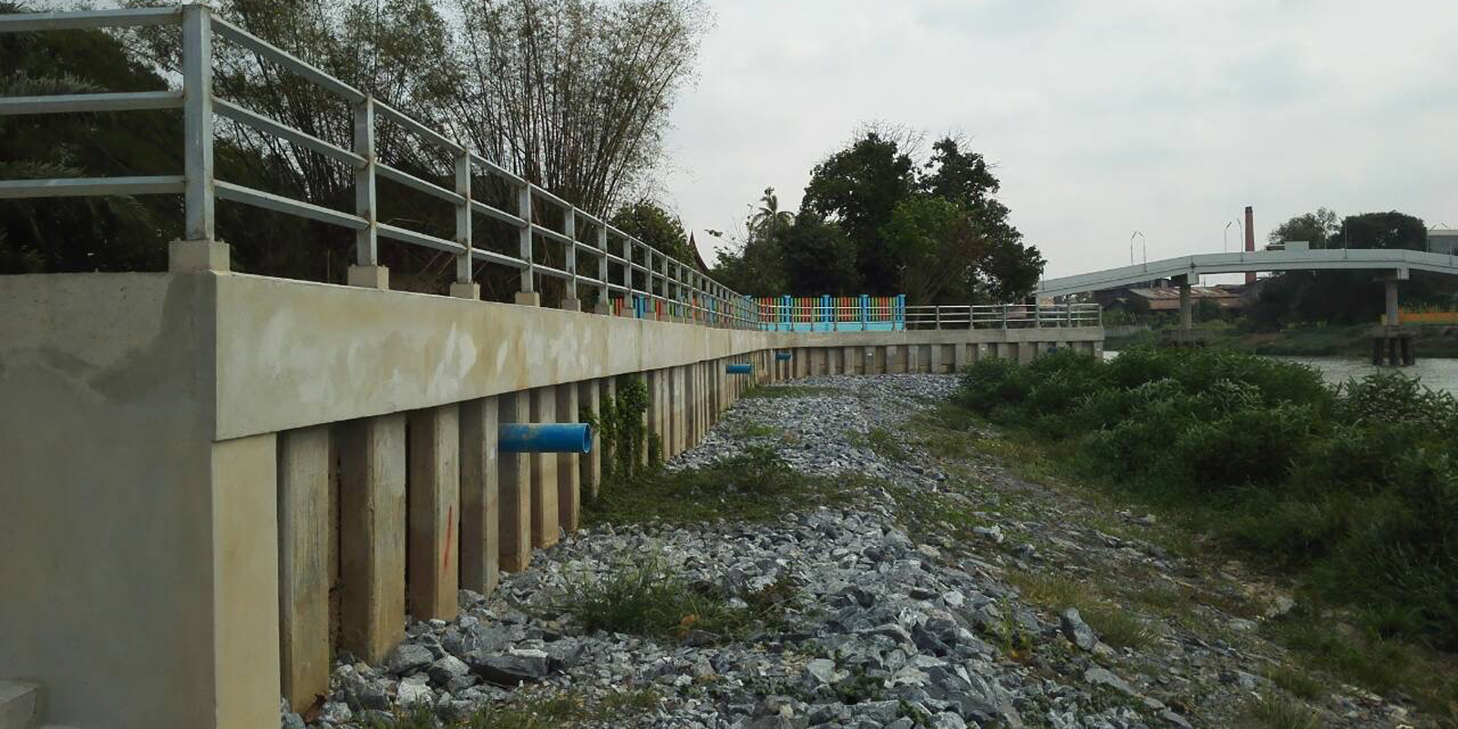 โครงการเขื่อนป้องกันตลิ่งริมแม่น้ำท่าจีน ม.1 ต.บ้านกร่าง